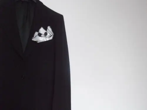 Pochette da uomo, come scegliere quella giusta per te