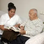 Soluzioni utili per prendersi cura di un anziano in casa: servizi e ausilio