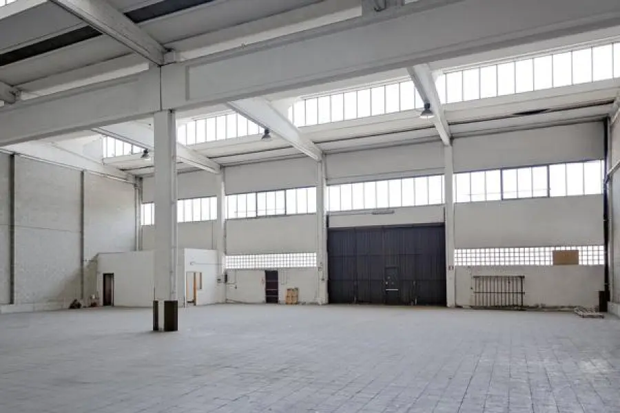Capannone efficiente: scale e strutture in ferro
