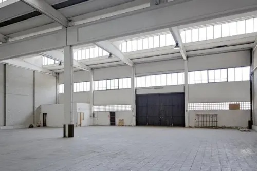 Capannone efficiente: scale e strutture in ferro