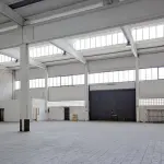 Capannone efficiente: scale e strutture in ferro